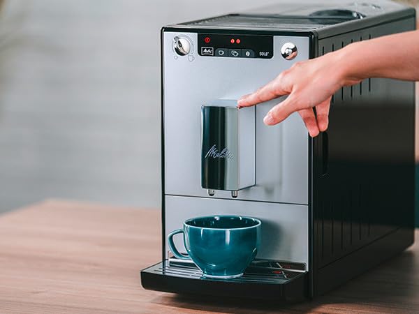 Melitta Solo Kaffeevollautomat, kompakt, höhenverstellbarer Auslauf, abnehmbarer Wassertank, Pure Black