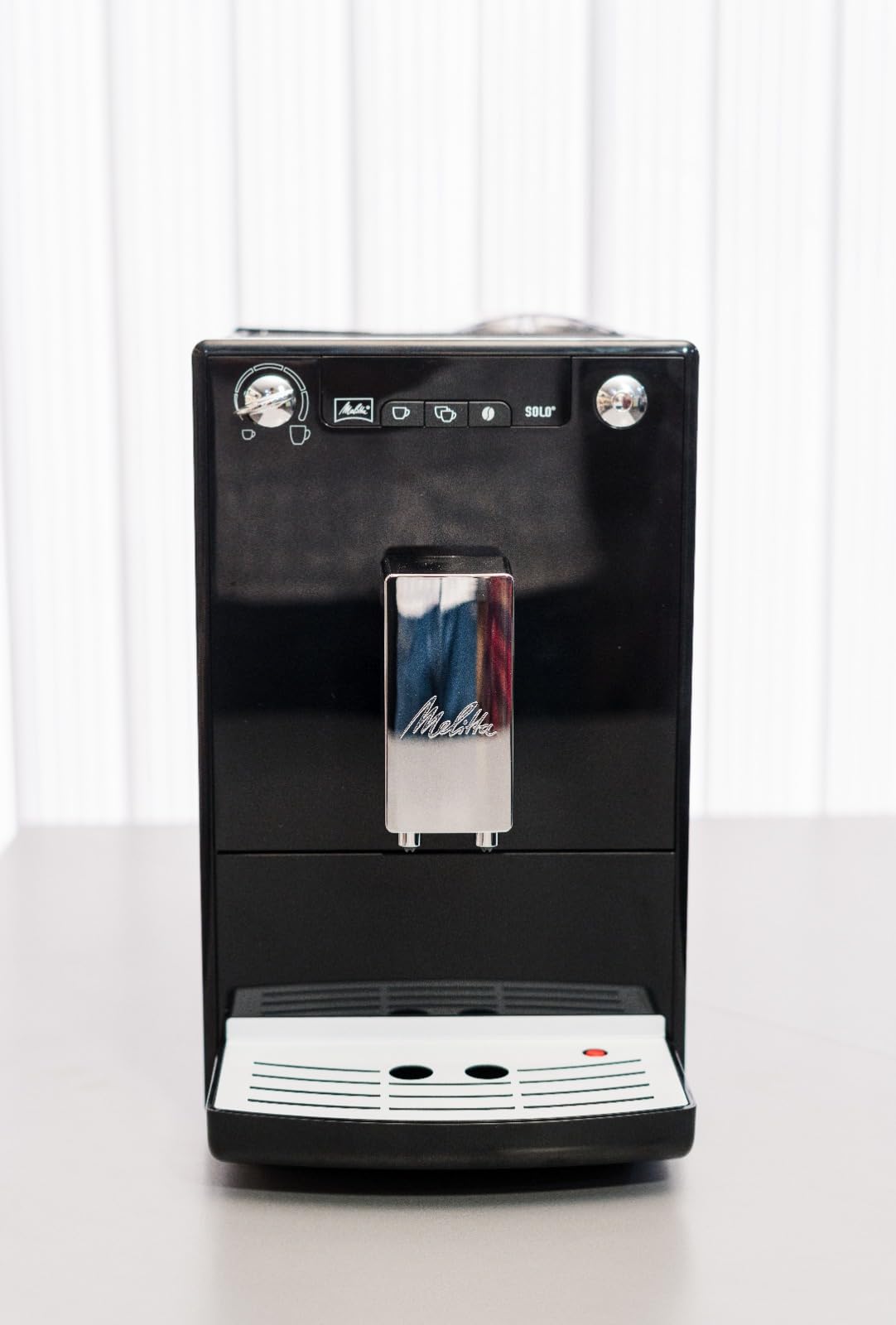 Melitta Solo Kaffeevollautomat, kompakt, höhenverstellbarer Auslauf, abnehmbarer Wassertank, Pure Black