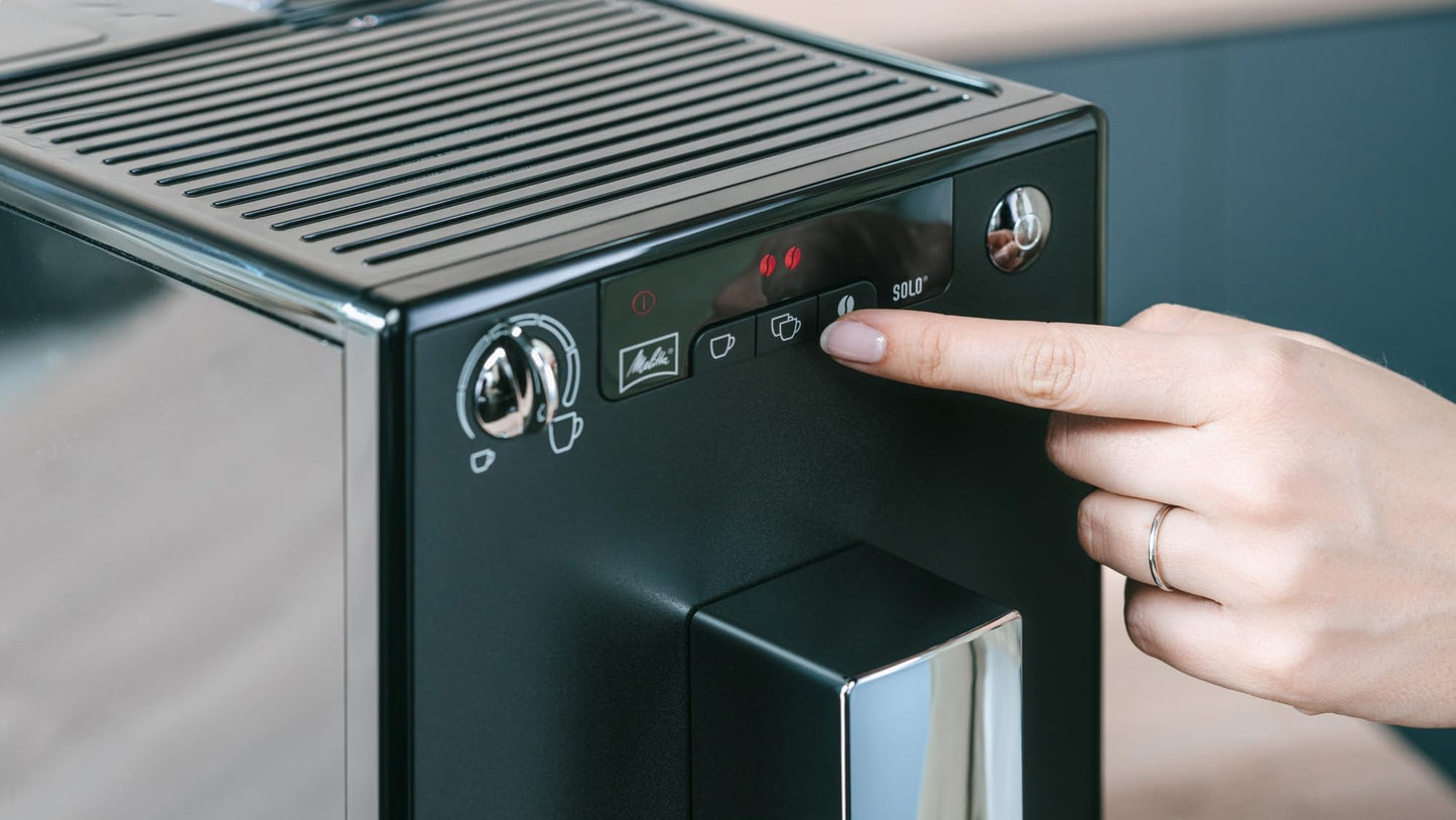 Melitta Solo Kaffeevollautomat, kompakt, höhenverstellbarer Auslauf, abnehmbarer Wassertank, Pure Black