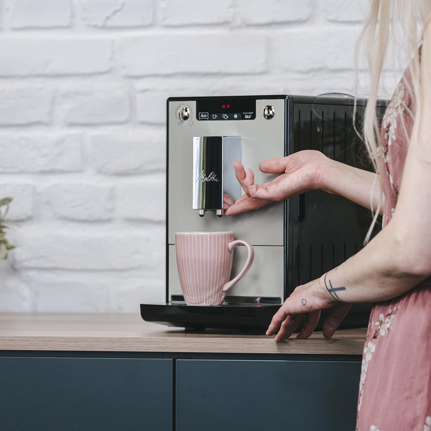 Melitta Solo Kaffeevollautomat, kompakt, höhenverstellbarer Auslauf, abnehmbarer Wassertank, Pure Black