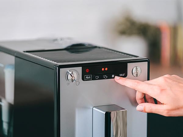 Melitta Solo Kaffeevollautomat, kompakt, höhenverstellbarer Auslauf, abnehmbarer Wassertank, Pure Black