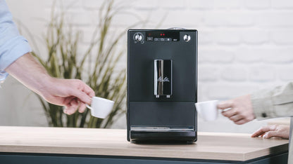 Melitta Solo Kaffeevollautomat, kompakt, höhenverstellbarer Auslauf, abnehmbarer Wassertank, Pure Black