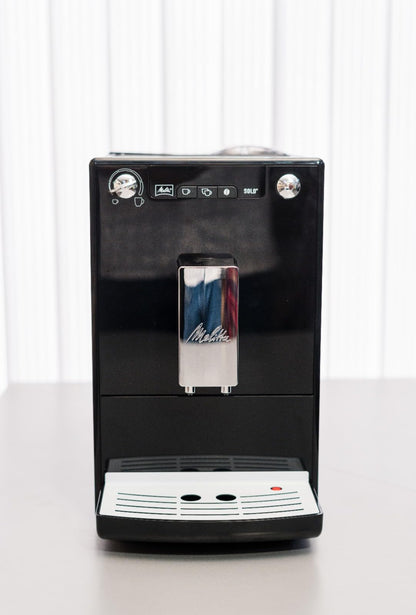 Melitta Solo Kaffeevollautomat, kompakt, höhenverstellbarer Auslauf, abnehmbarer Wassertank, Pure Black