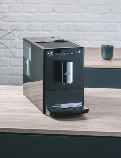 Melitta Solo Kaffeevollautomat, kompakt, höhenverstellbarer Auslauf, abnehmbarer Wassertank, Pure Black