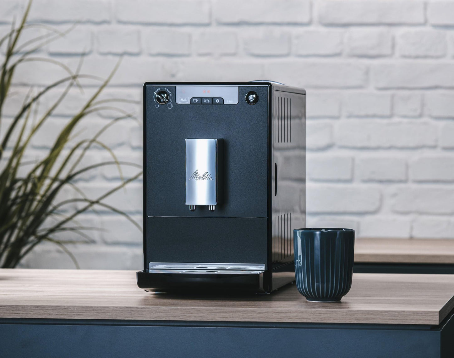 Melitta Solo Kaffeevollautomat, kompakt, höhenverstellbarer Auslauf, abnehmbarer Wassertank, Pure Black