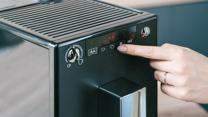 Melitta Solo Kaffeevollautomat, kompakt, höhenverstellbarer Auslauf, abnehmbarer Wassertank, Pure Black