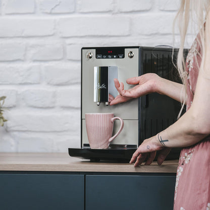 Melitta Solo Kaffeevollautomat, kompakt, höhenverstellbarer Auslauf, abnehmbarer Wassertank, Pure Black